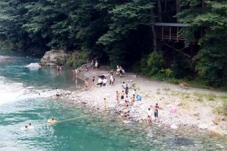 川遊び
