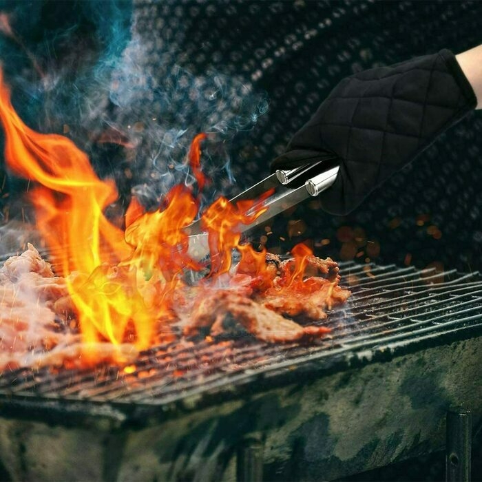 トングで肉を焼いている画像