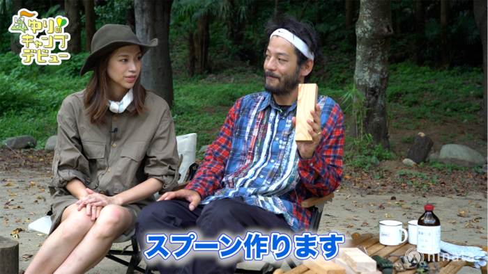 手作りスプーン作りについて説明する山田さん