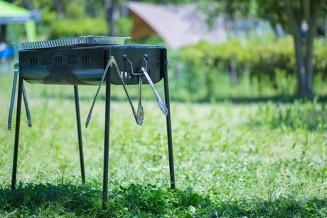 芝生の上に置かれたバーベキューコンロ
