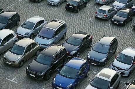 数十台の車が止まっている駐車場の一画