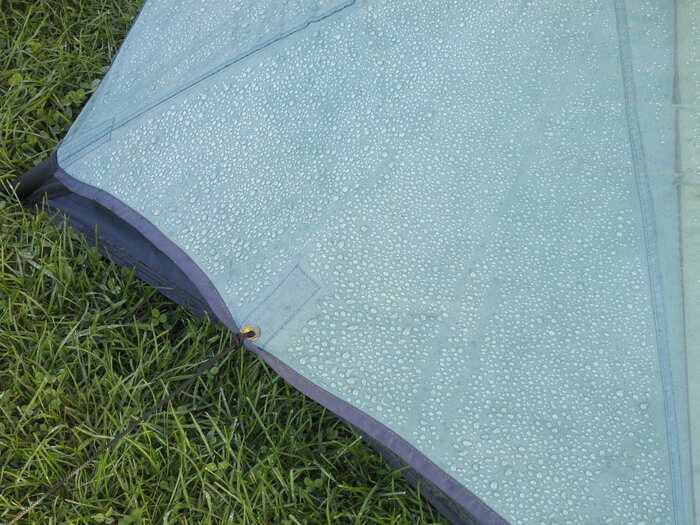 雨を弾いてるタープの画像