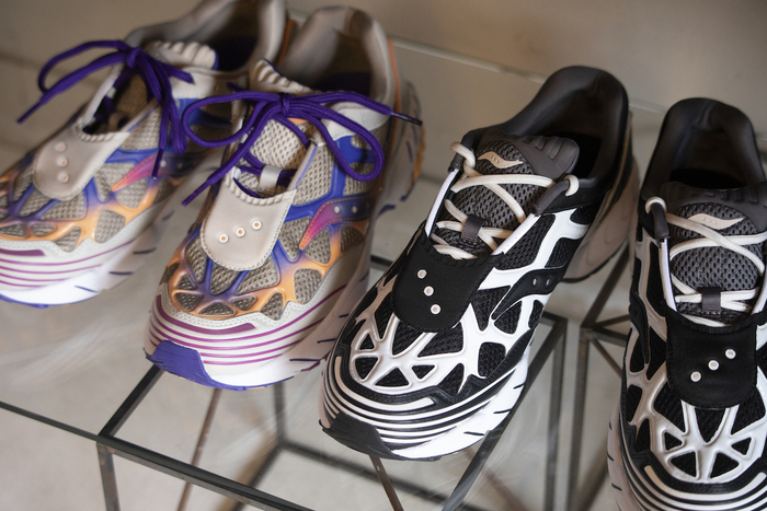 「White Mountaineering×SAUCONY SNEAKER」のカラー展開