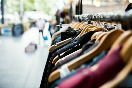 店内のハンガーラックに吊った衣服
