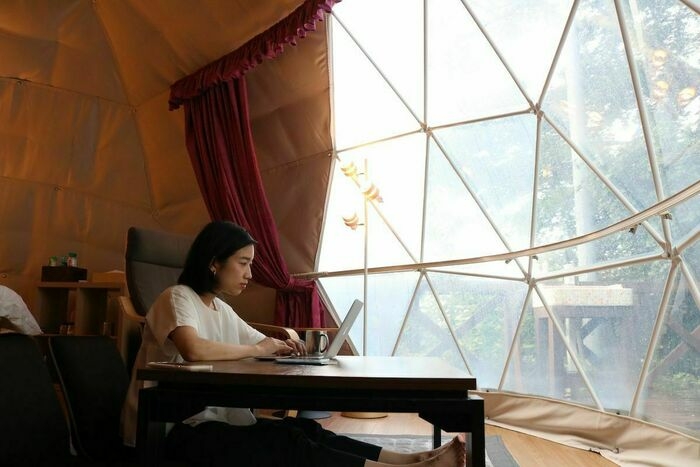ドームテントで仕事中