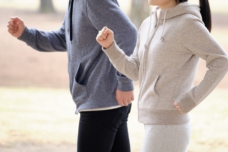 ジョギングしている男女の肩までの上半身