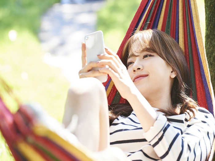 スマホを使う女性