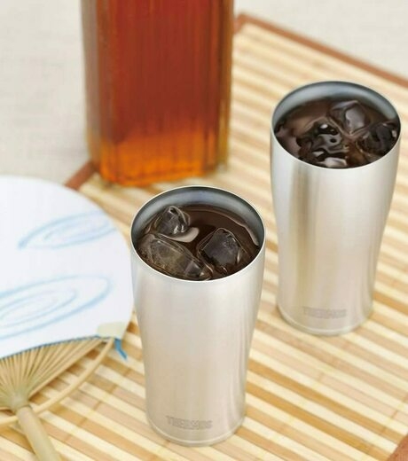 コーヒーの入ったサーモスのコーヒーの画像