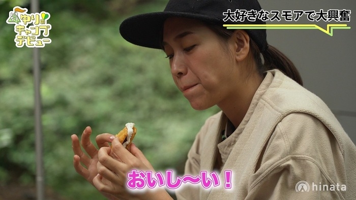 スモアを食べる紺野さん