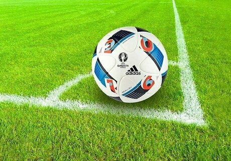芝グランドのコーナーに置かれたアディダスのサッカーボール