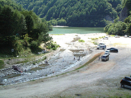 川沿いのキャンプ場