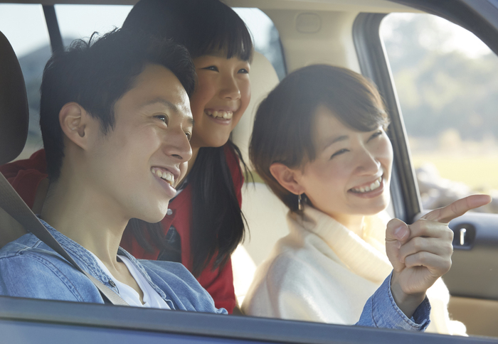 家族で外出している様子