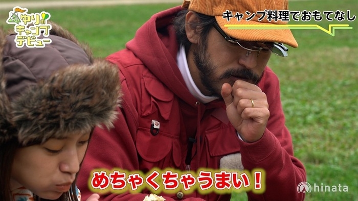キャンプ料理を食べる山田さん