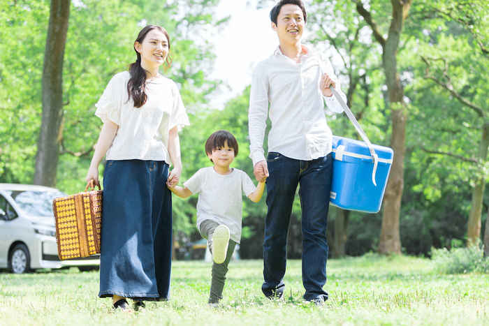家族でアウトドアを楽しむ様子