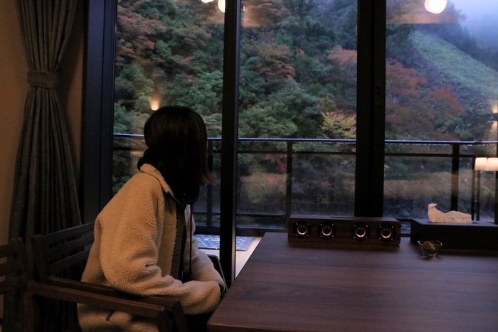 客室でくつろぐhinataスタッフ・新井