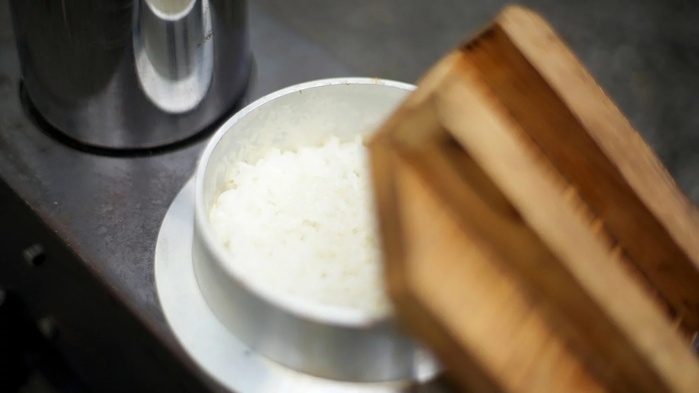 ご飯を焚く様子