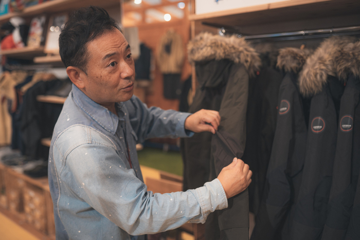 商品紹介をする山下さん