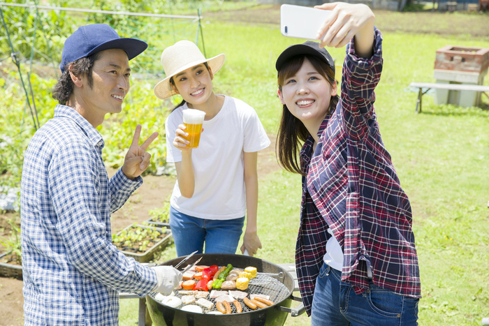 デイキャンプを楽しむ若者