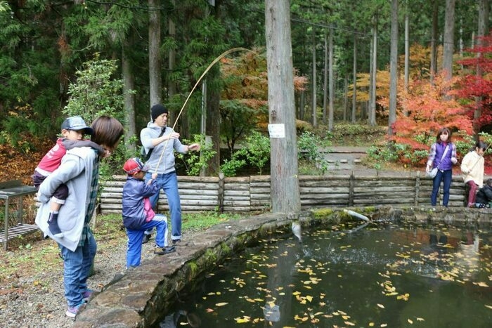 とよねランドオートキャンプ村で釣りを楽しんでいる家族の画像