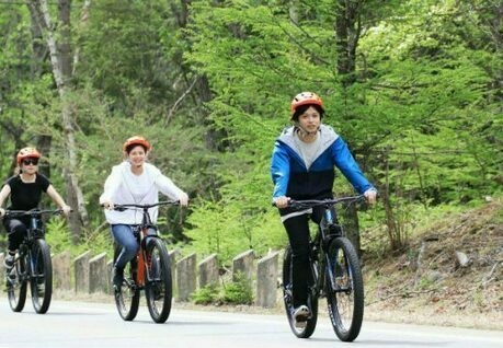 マウンテンバイクを楽しむ人々