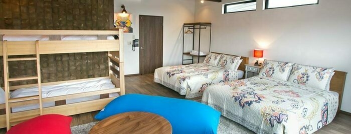 ダブルベッド2台と2階建てベッドが置かれたホテル室内