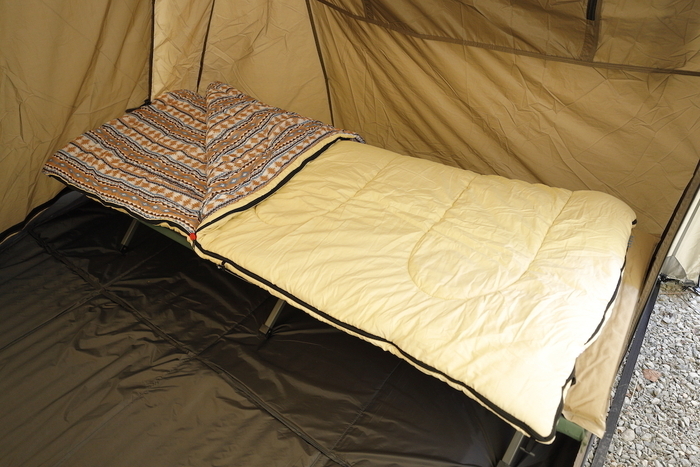 朝晩冷え込むキャンプの肝は寝具 ポカポカ快適に眠るためのアイテムの使い方 キャンプ アウトドア情報メディアhinata