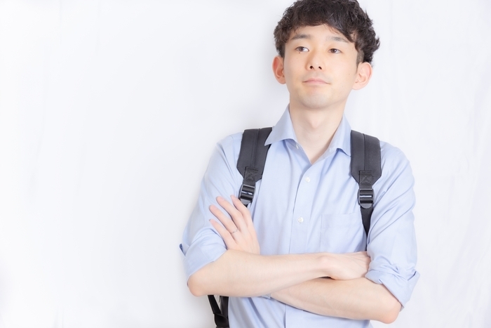 リュックを背負っているサラリーマン