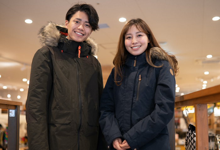 アイスピークのアウターを着て並ぶ二人