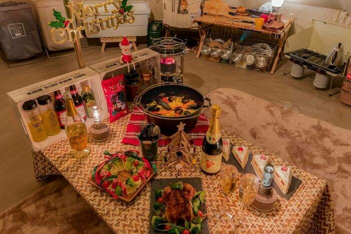 ダッチオーブン料理などが並ぶクリスマスキャンプの食卓