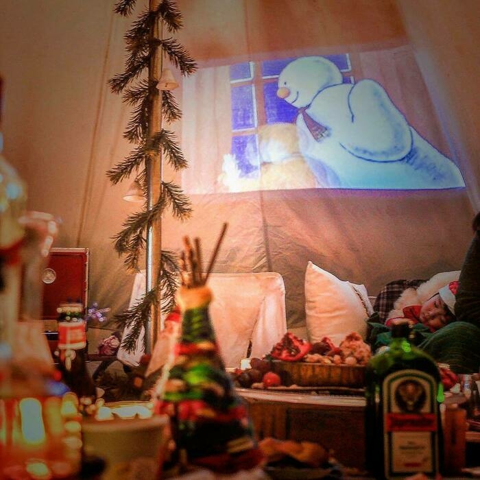 幕に映画を上映するクリスマスキャンプ