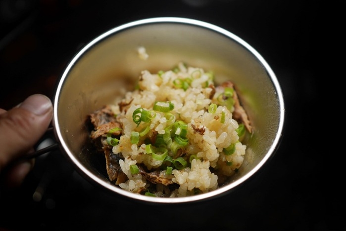 ご飯の入ったシェラカップの画像