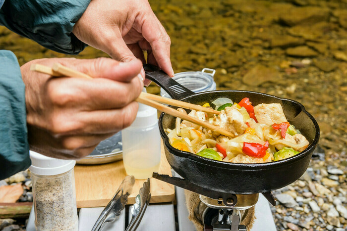 料理をする男性の手元