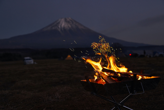 夜に焚き火をしている様子