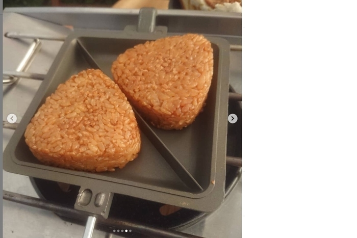 焼きおにぎりを焼いている様子