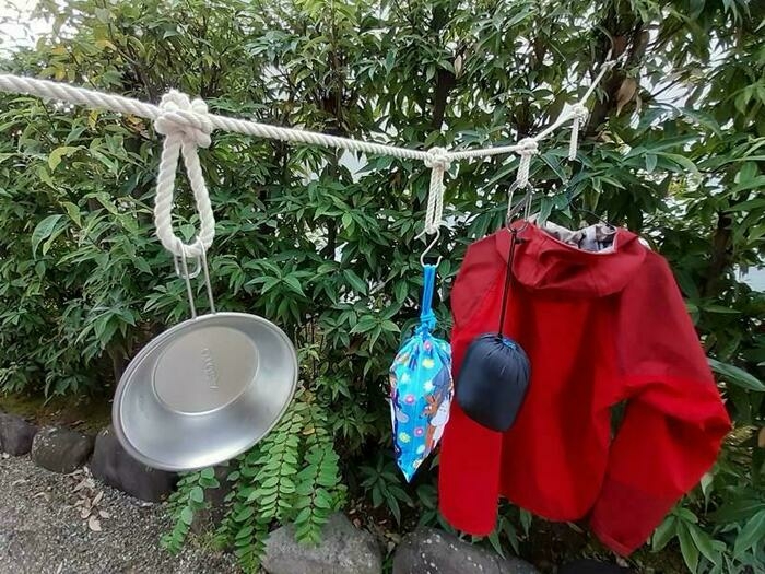バタフライノットで縛ったロープに物を吊るしている画像