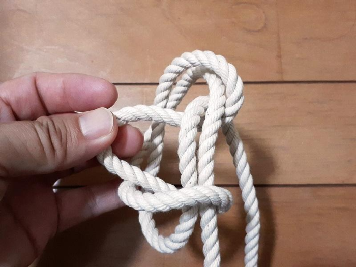 バタフライノットの結び方の画像