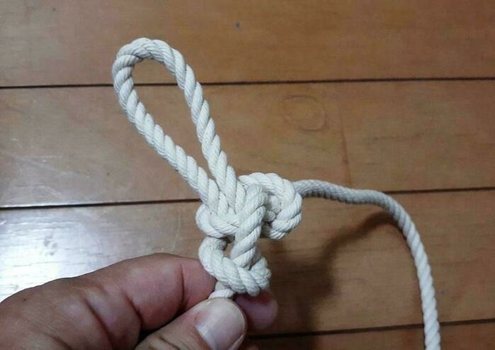 バタフライノットの結び方の画像