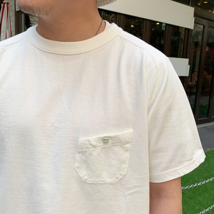 ナイジェルケーボンtシャツを着た男性
