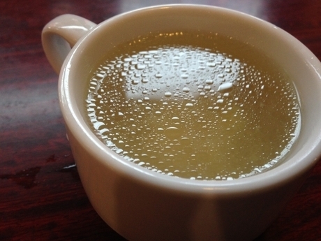 白いスープカップに入ったコンソメスープ