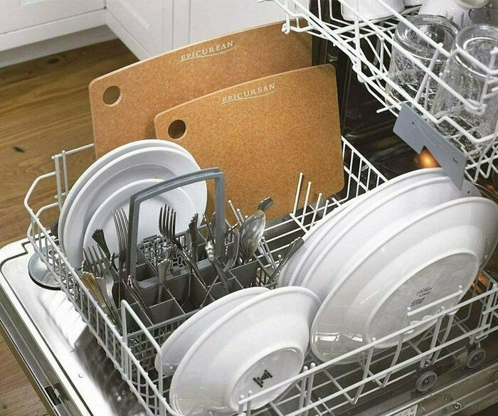 食洗機で洗っているカッティングボードの画像