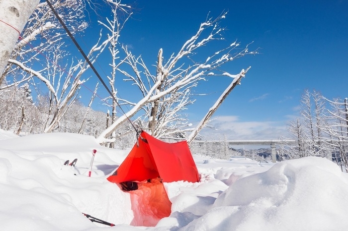 雪の中のテント