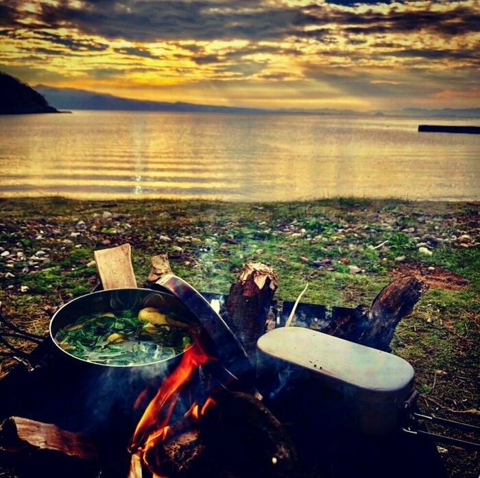 海の近くで焚き火ご飯