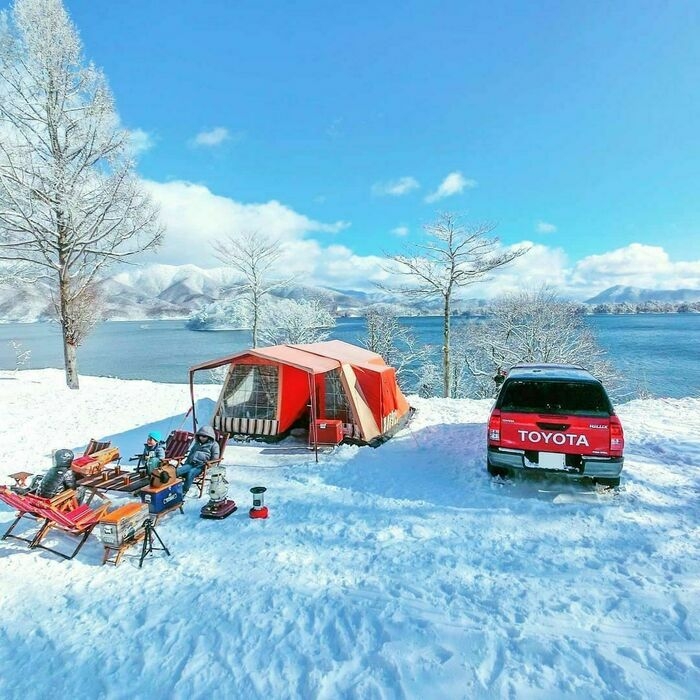 雪中でのキャンプ