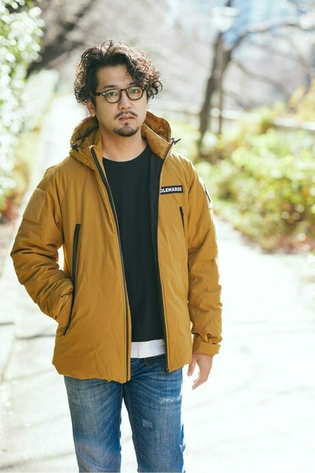 黄色のダウンを羽織った男性