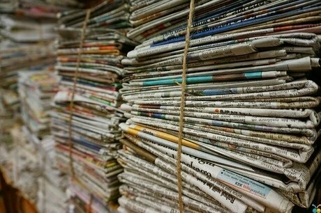 麻ひもでまとめた英字新聞
