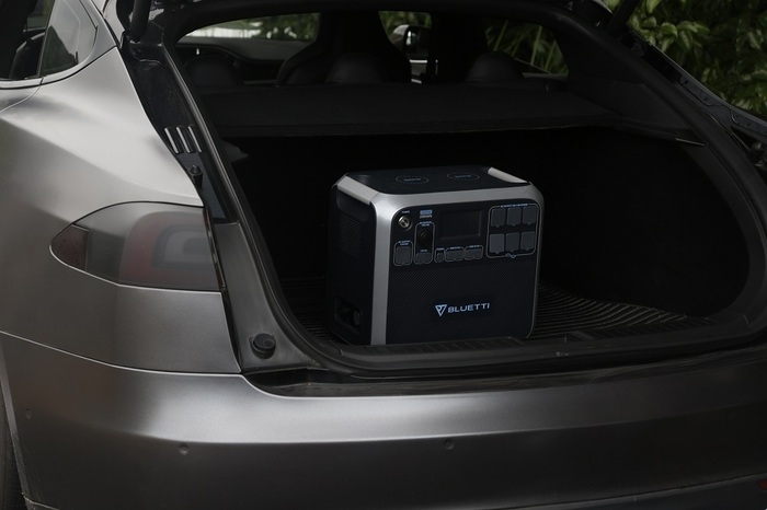 車に積み込まれたポータブル電源