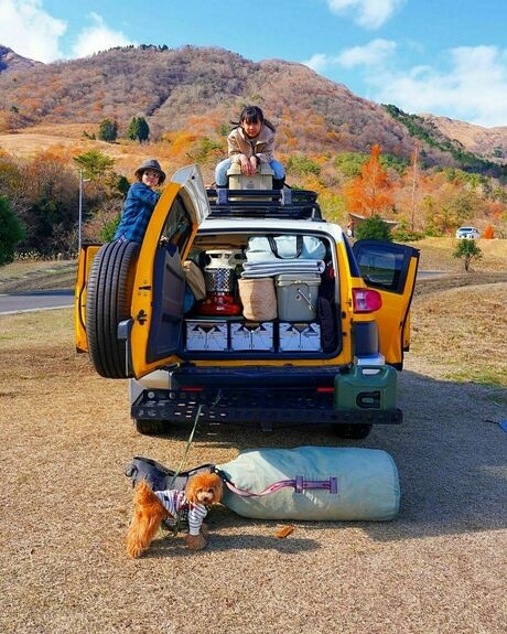 車と人と犬の集合写真