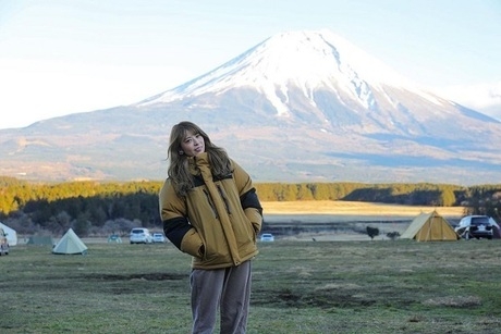 ノースフェイスのダウンを身に付けた女子キャンパー