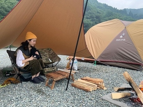チェアに座るおしゃれキャンパーrioさん
