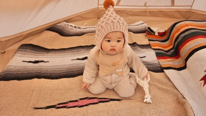 テントの中の子ども